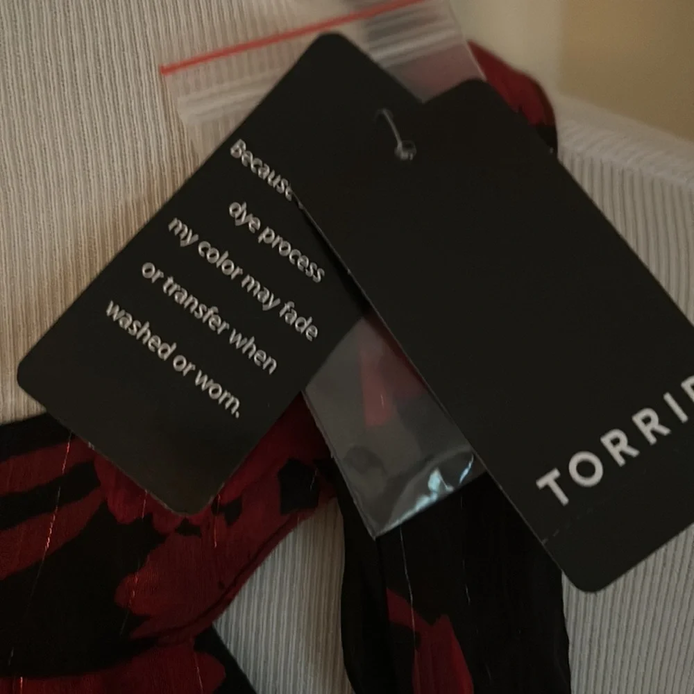 NWT Torrid Chiffon Lurex Mock Neck Halter- M/L - Picture 3 of 5